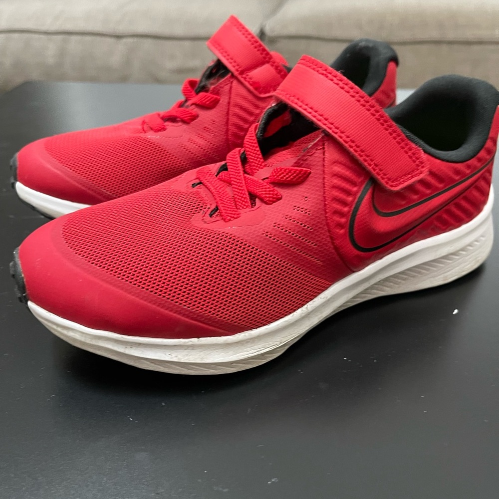 NIKE Boys Size 13 Sneaker